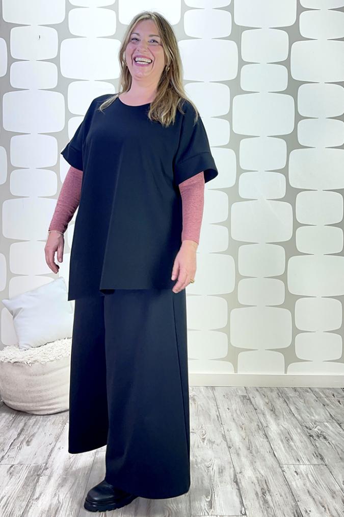 OUTFIT CURVY con Maglia Sandra sartoriale nera, Maglia Tara cipolla, pantalone Palace Karlsson sartoriale nero - fabbrica di giuggiole