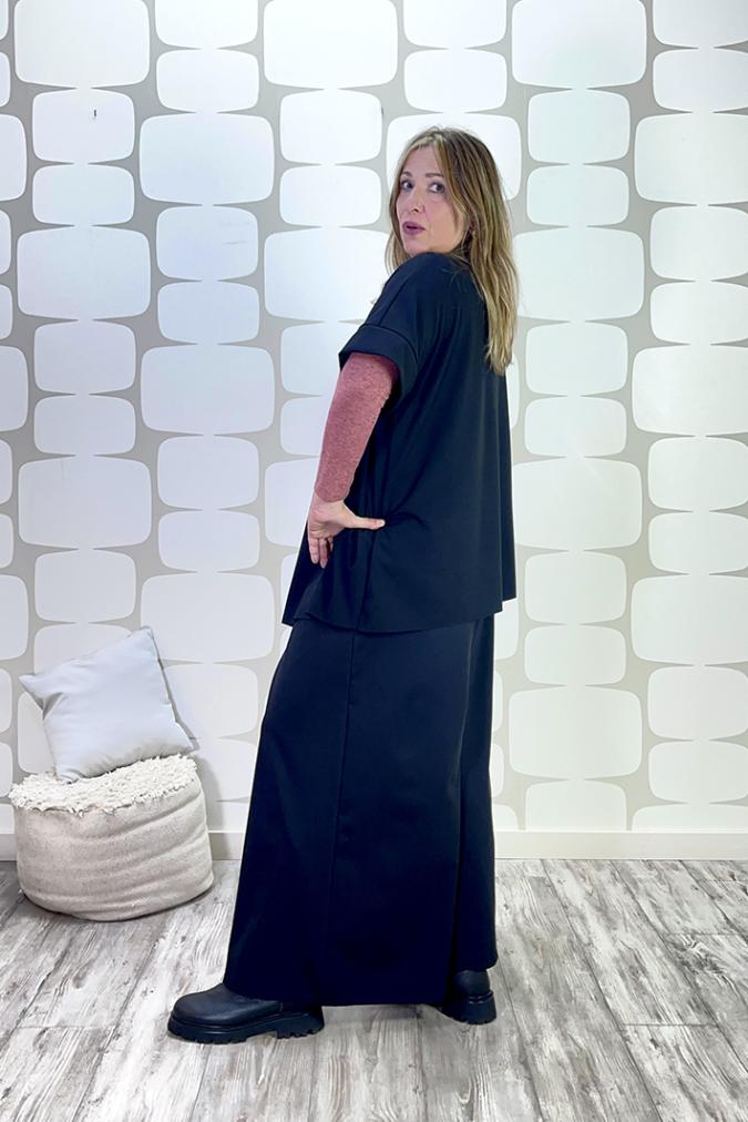 OUTFIT CURVY con Maglia Sandra sartoriale nera, Maglia Tara cipolla, pantalone Palace Karlsson sartoriale nero - fabbrica di giuggiole