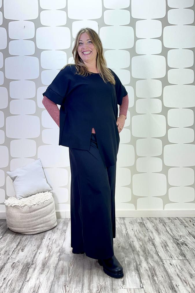 OUTFIT CURVY con Maglia Sandra sartoriale nera, Maglia Tara cipolla, pantalone Palace Karlsson sartoriale nero - fabbrica di giuggiole