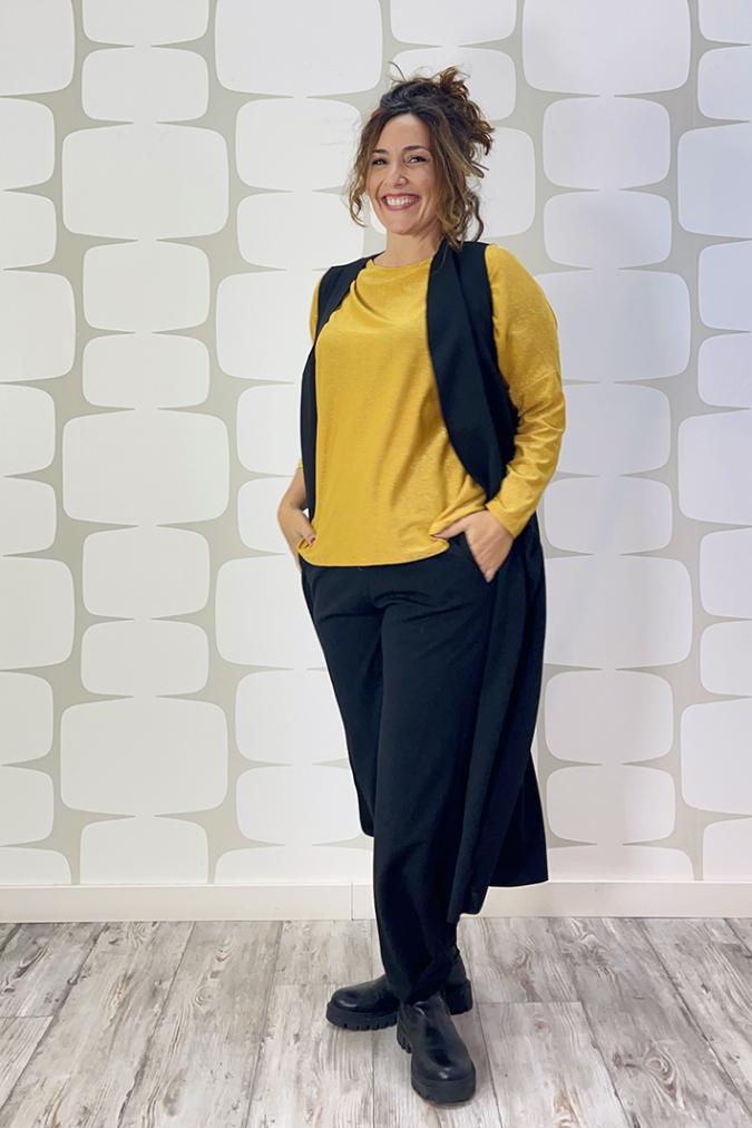 OUTFIT sartoriale con maglia sense kira in lurex ocra sartoriale, pantalone delight nero sartoriale, maxi gilet lungo sartoriale nero e sciarpone stripes sartoriale a righe grigie e nere