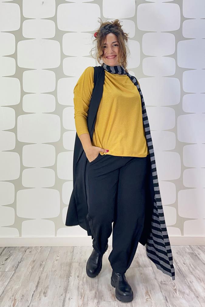 OUTFIT sartoriale con maglia sense kira in lurex ocra sartoriale, pantalone delight nero sartoriale, maxi gilet lungo sartoriale nero e sciarpone stripes sartoriale a righe grigie e nere