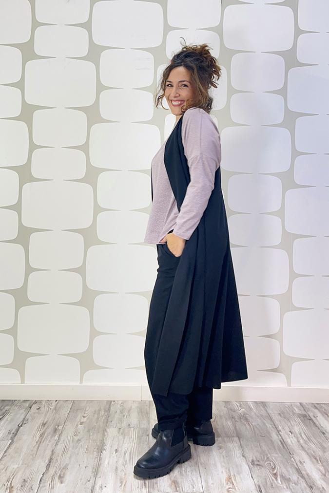 OUTFIT sartoriale con maglia sense kira in lurex rosa sartoriale, pantalone delight nero sartoriale, maxi gilet lungo sartoriale nero e sciarpone stripes sartoriale a righe grigie e nere