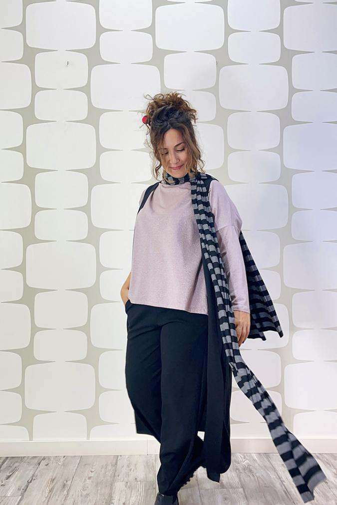 OUTFIT sartoriale con maglia sense kira in lurex rosa sartoriale, pantalone delight nero sartoriale, maxi gilet lungo sartoriale nero e sciarpone stripes sartoriale a righe grigie e nere