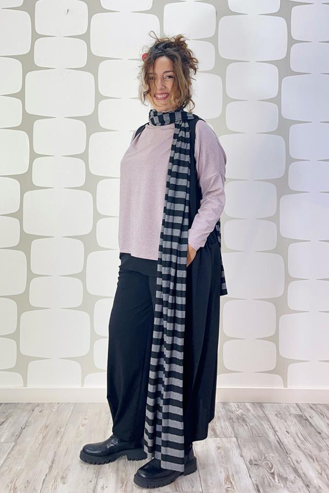 OUTFIT sartoriale con maglia sense kira in lurex rosa sartoriale, pantalone delight nero sartoriale, maxi gilet lungo sartoriale nero e sciarpone stripes sartoriale a righe grigie e nere