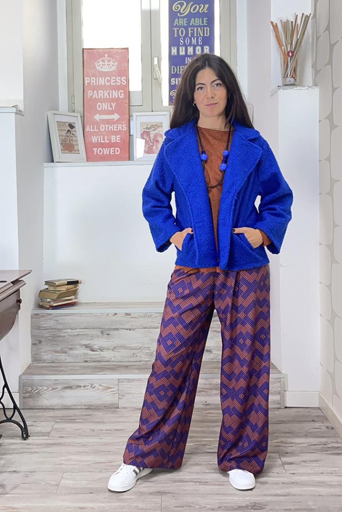 outfit con Giacca Lizzy blu elettrico, maglia sense kira ruggine, Pantalone Palazzo Astratto sartoriale