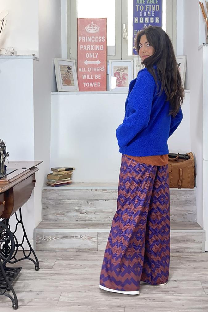 outfit con Giacca Lizzy blu elettrico, maglia sense kira ruggine, Pantalone Palazzo Astratto sartoriale