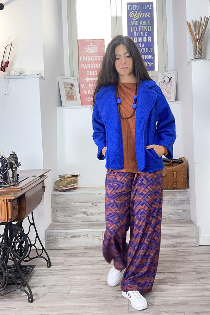outfit con Giacca Lizzy blu elettrico, maglia sense kira ruggine, Pantalone Palazzo Astratto sartoriale