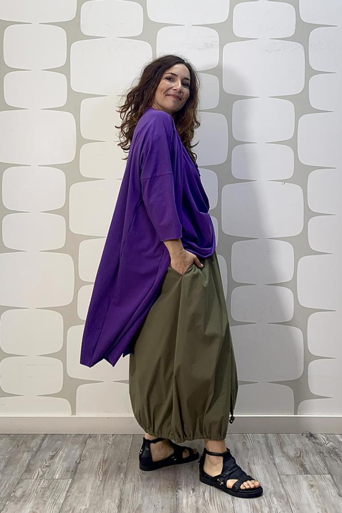 outfit con Maglia Shu sartoriale viola, cardigan take sartoriale viola e Gonna Lionel verde