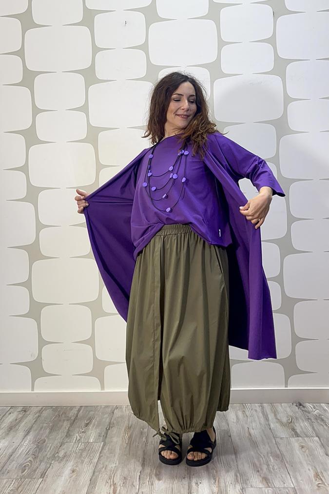 outfit con Maglia Shu sartoriale viola, cardigan take sartoriale viola e Gonna Lionel verde