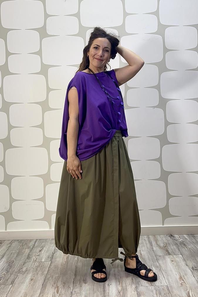 outfit con Maglia Shu sartoriale viola e Gonna Lionel verde
