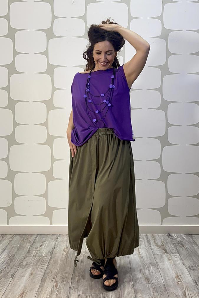 outfit con Maglia Shu sartoriale viola e Gonna Lionel verde