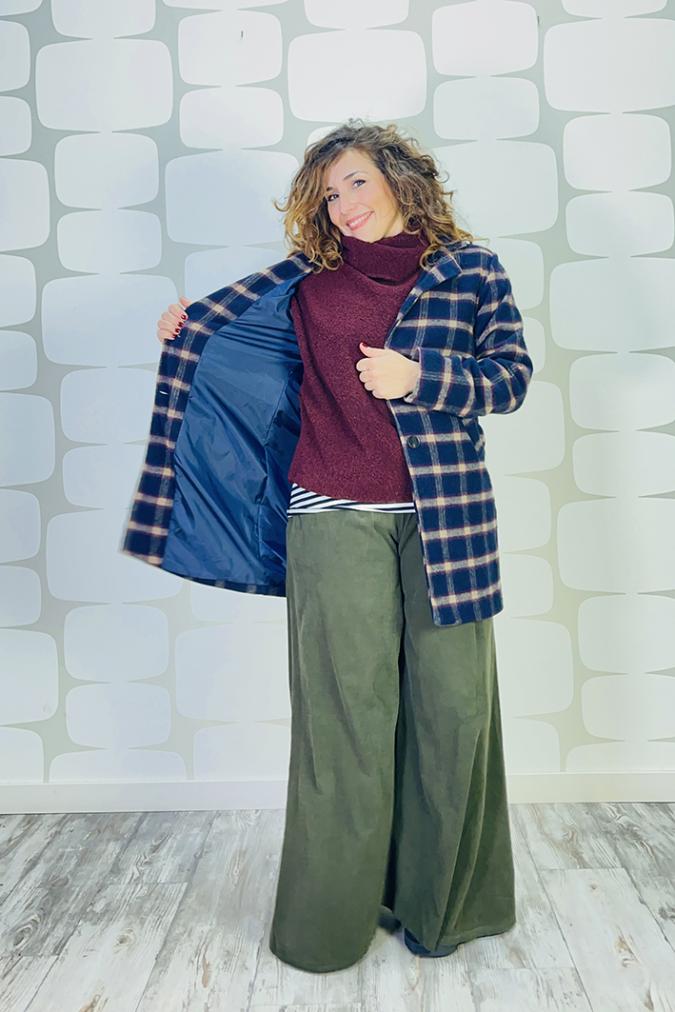 outfit con cappotto snug, Maglia Ermia vino, maglia basica a righe bianco nero sartoriale, Pantalone Patrice verde - fabbrica di giuggiole