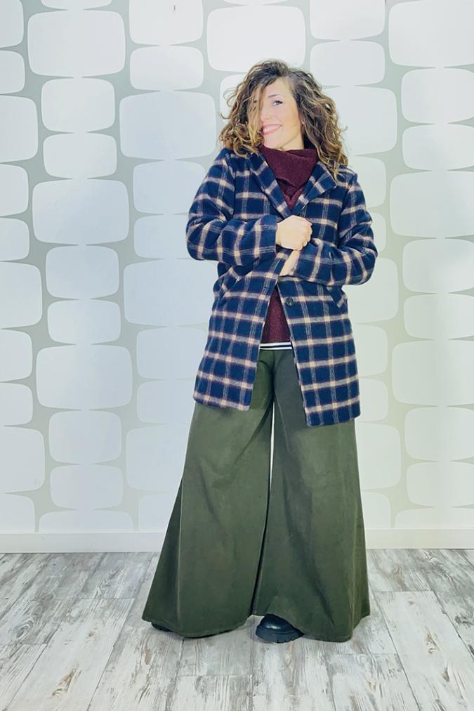 outfit con cappotto snug, Maglia Ermia vino, maglia basica a righe bianco nero sartoriale, Pantalone Patrice verde - fabbrica di giuggiole