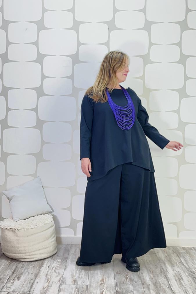 OUTFIT CURVY sartoriale con Maglia Sophie Turner nera, Pantalone Palace Karlsson sartoriale nero