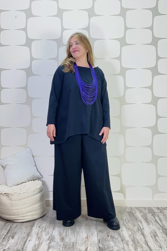 OUTFIT CURVY sartoriale con Maglia Sophie Turner nera, Pantalone Palace Karlsson sartoriale nero