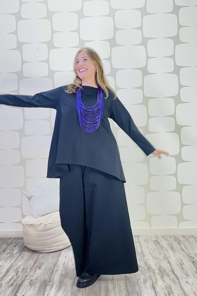 OUTFIT CURVY sartoriale con Maglia Sophie Turner nera, Pantalone Palace Karlsson sartoriale nero