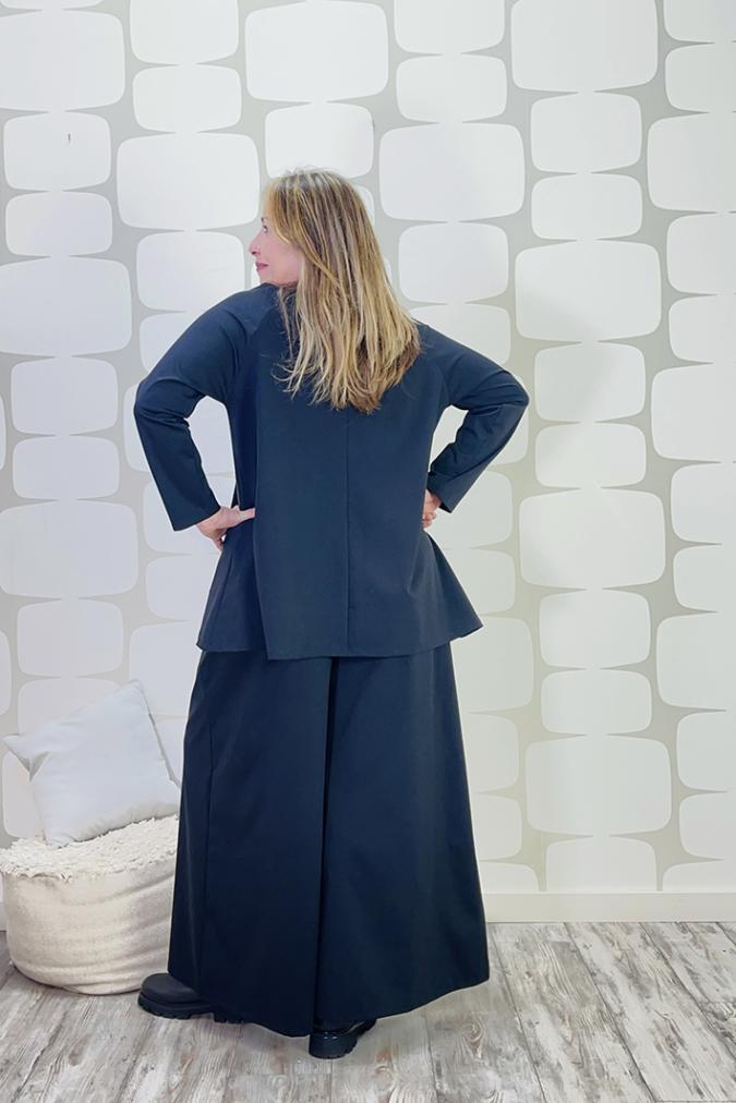 OUTFIT CURVY sartoriale con Maglia Sophie Turner nera, Pantalone Palace Karlsson sartoriale nero