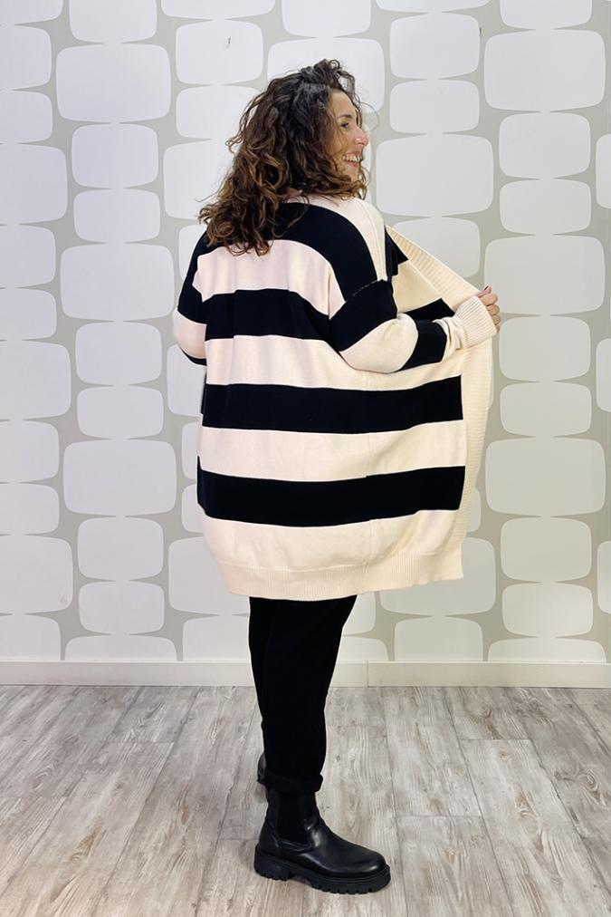 outfit con Cardigan Teseo a righe bianche e nere, Maglia Laerte arancione, Pantalone Jago nero - fabbrica di giuggiole