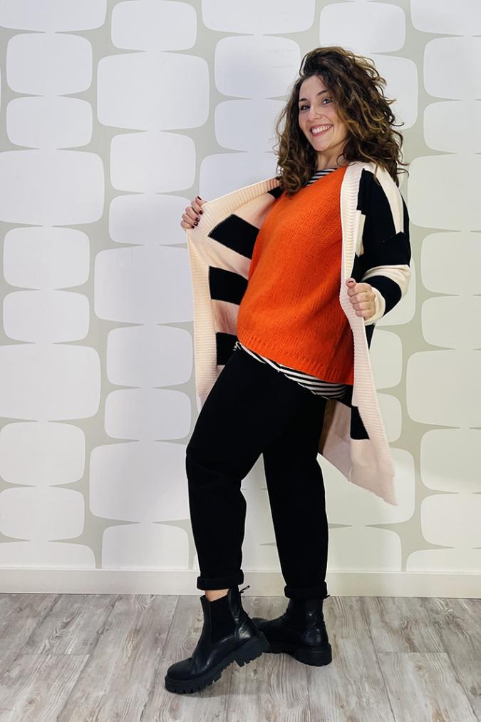 outfit con Cardigan Teseo a righe bianche e nere, Maglia Laerte arancione, Pantalone Jago nero - fabbrica di giuggiole