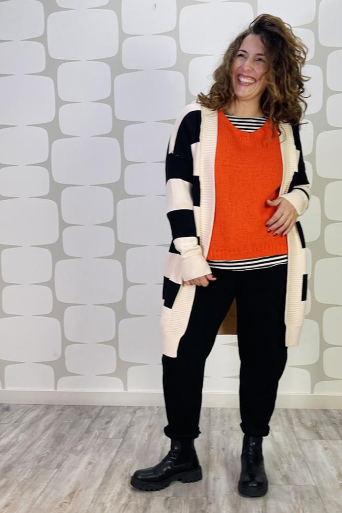 outfit con Cardigan Teseo a righe bianche e nere, Maglia Laerte arancione, Pantalone Jago nero - fabbrica di giuggiole