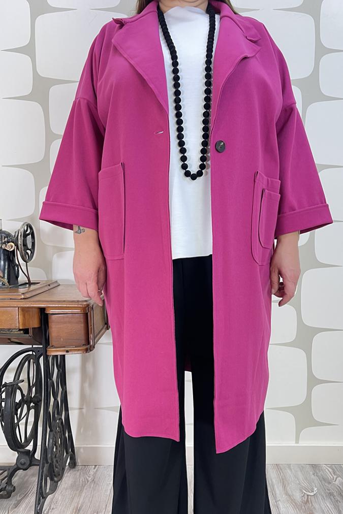 outfit curvy con Cappotto Tess magenta, Maglia Robyn bianca e Pantalone Kuhrt nero