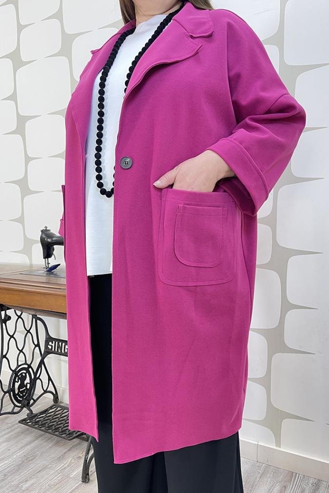 outfit curvy con Cappotto Tess magenta, Maglia Robyn bianca e Pantalone Kuhrt nero
