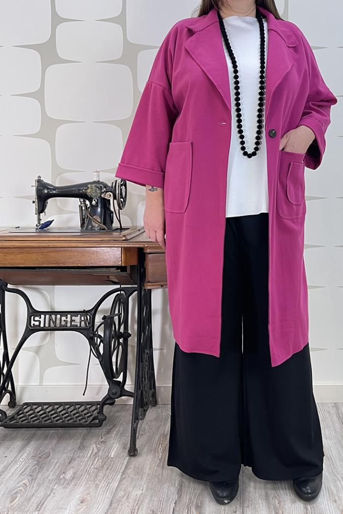 outfit curvy con Cappotto Tess magenta, Maglia Robyn bianca e Pantalone Kuhrt nero