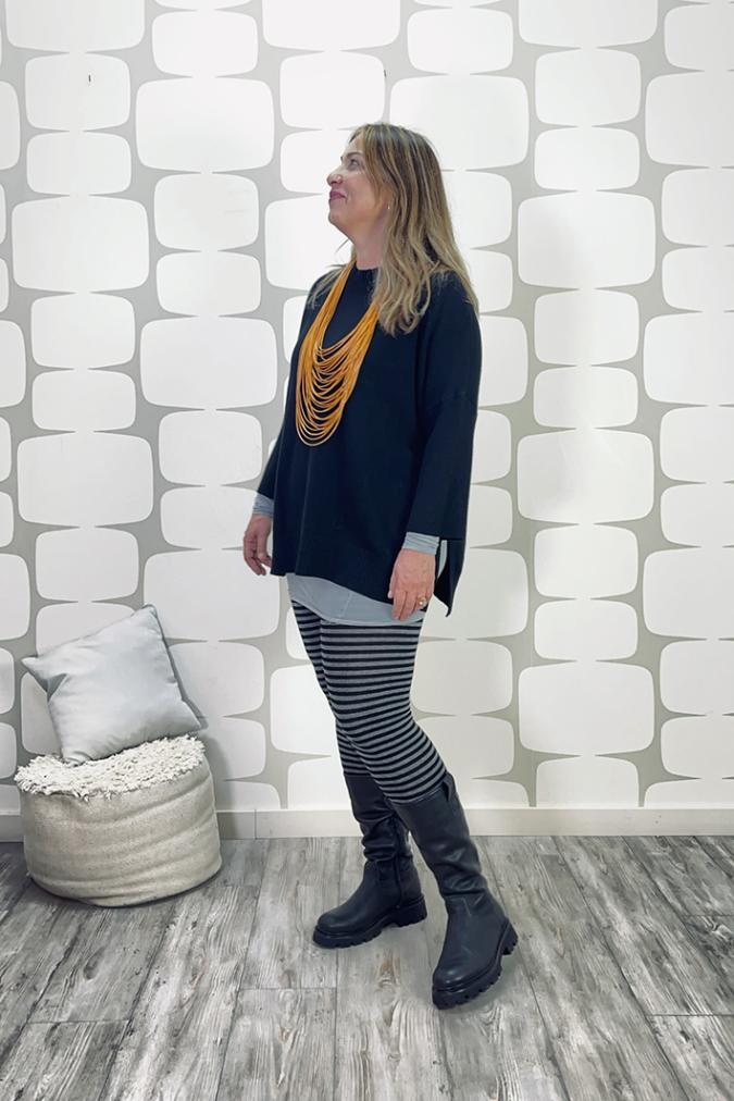 OUTFIT CURVY Maglia Titania nera e Leggings Strega sartoriale a righe grigio nero