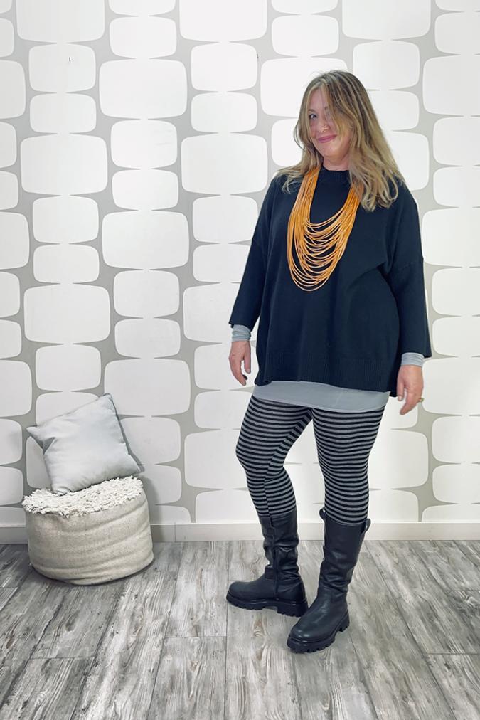 OUTFIT CURVY Maglia Titania nera e Leggings Strega sartoriale a righe grigio nero