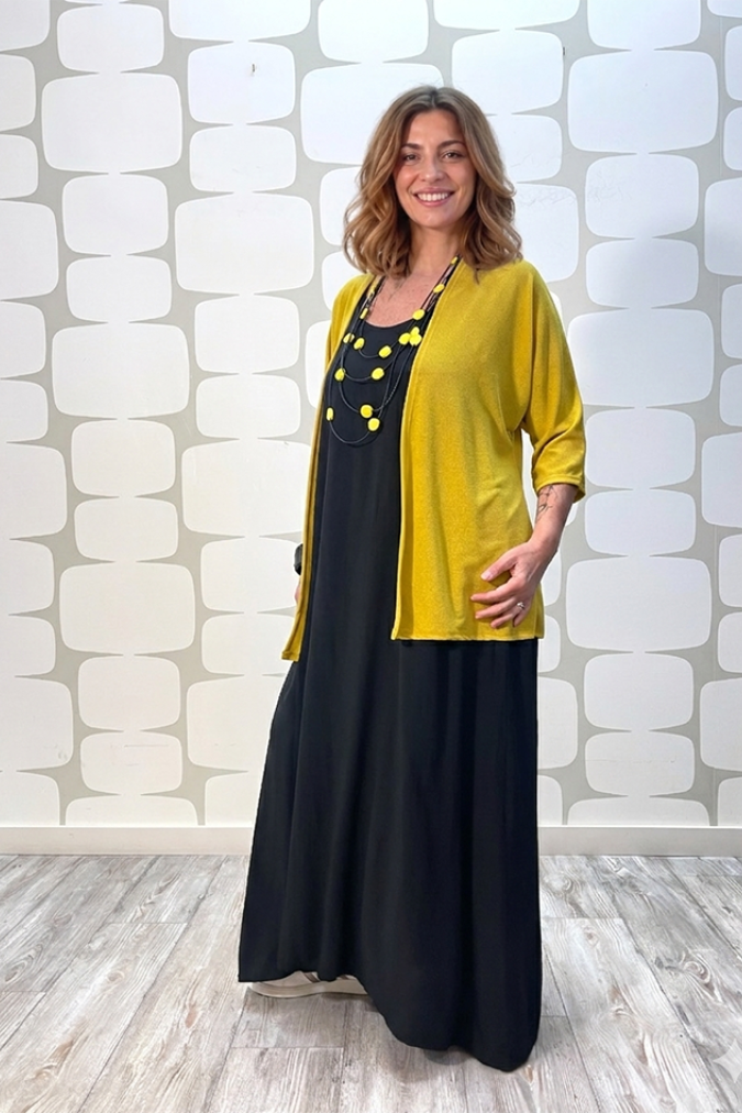 outfit con Cardigan Trilla giallo e Abito Finnie nero