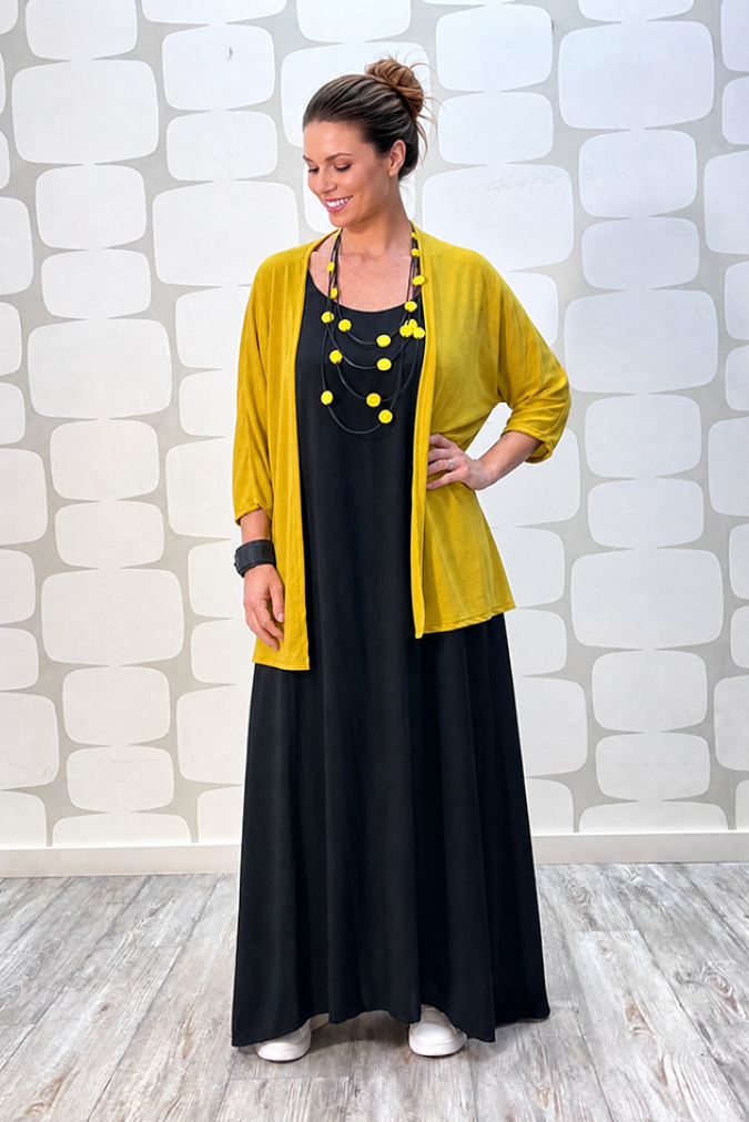 outfit con Cardigan Trilla giallo e Abito Finnie nero