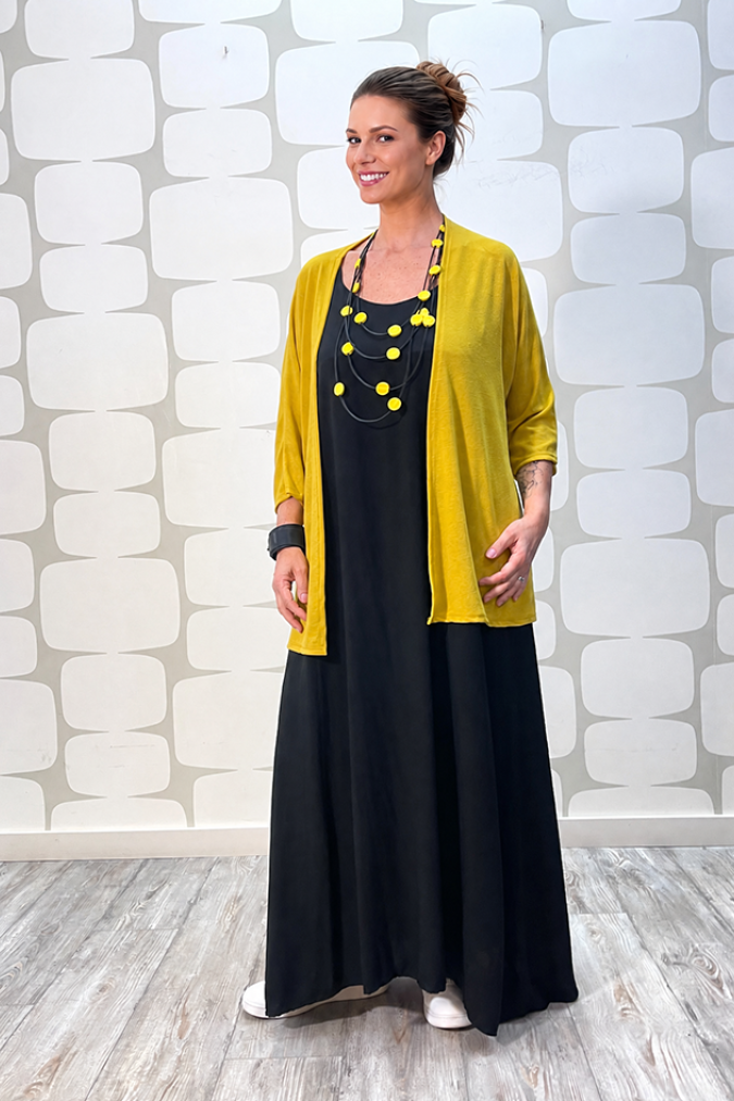 outfit con Cardigan Trilla giallo e Abito Finnie nero