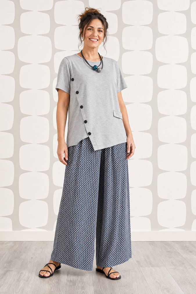 outfit con Maglia Vertical grigia e Pantalone Maxi Palazzo fantasia sartoriale