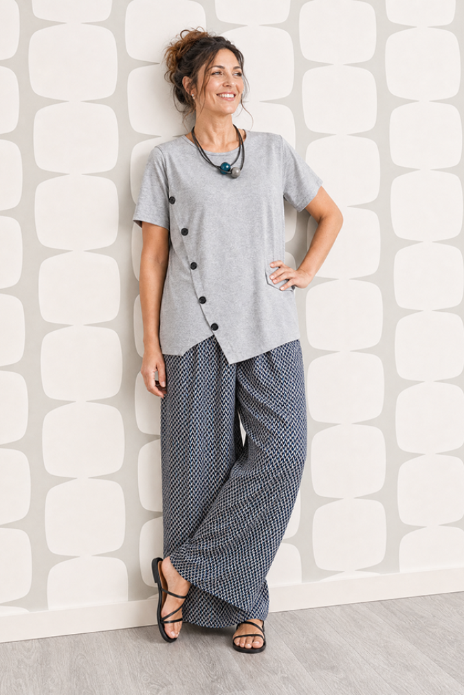 outfit con Maglia Vertical grigia e Pantalone Maxi Palazzo fantasia sartoriale