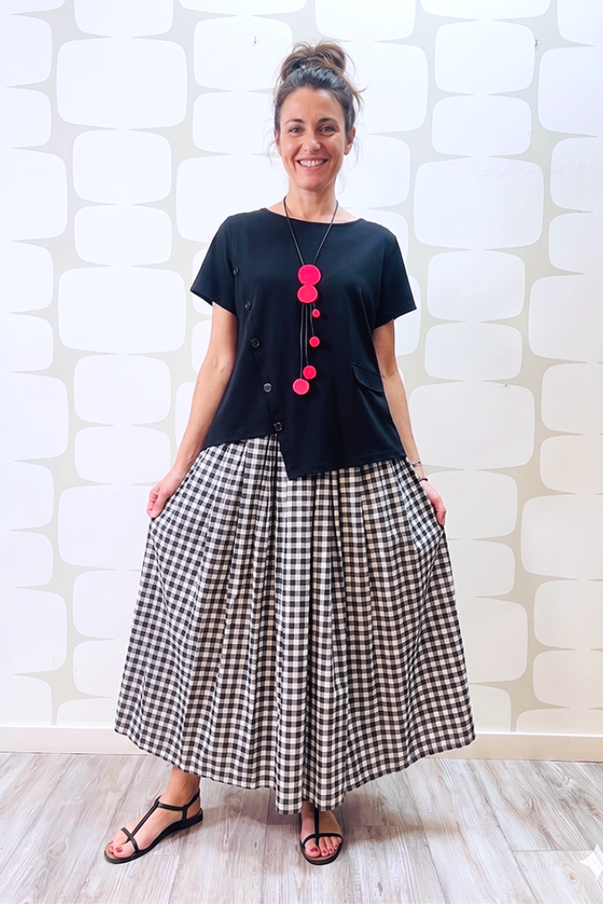 outfit con Maglia Vertical nera e Gonna Vichy