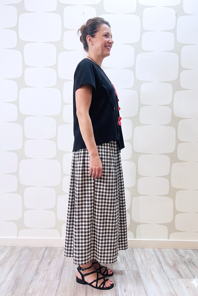outfit con Maglia Vertical nera e Gonna Vichy