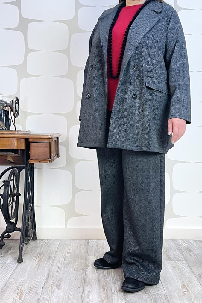 outfit curvy con Blazer Danielle, maglia marshall rossa e Pantalone Victoria spigato grigio - fabbrica di giuggiole abbigliamento famminile