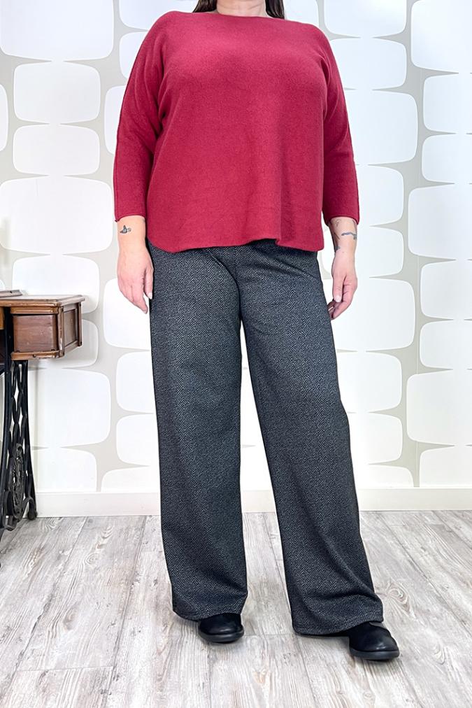 outfit curvy con maglia marshall rossa e Pantalone Victoria spigato grigio - fabbrica di giuggiole abbigliamento famminile