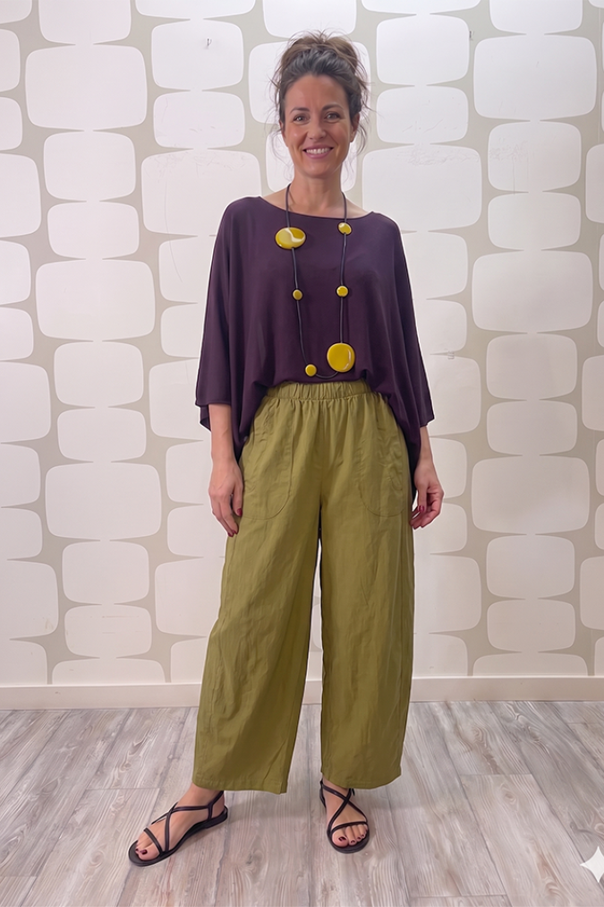 outfit con Maglia Vivienne melanzana e Pantalone Thora verde