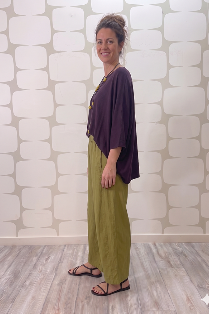 outfit con Maglia Vivienne melanzana e Pantalone Thora verde
