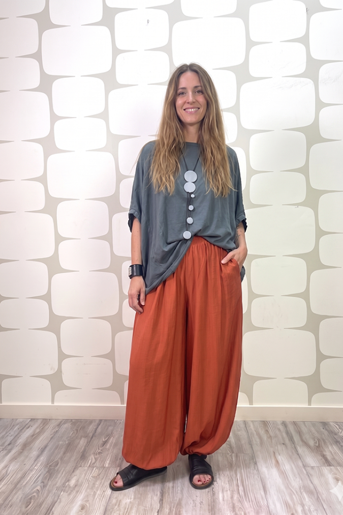 outfit con Maglia Weber grigia e Pantalone Yoda mandarino