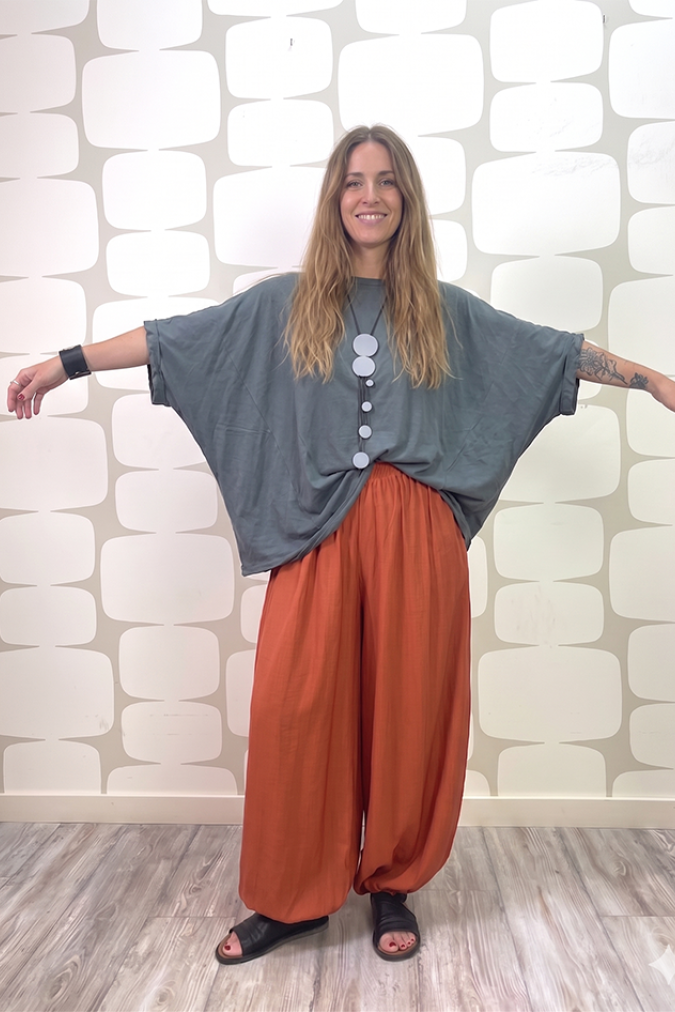 outfit con Maglia Weber grigia e Pantalone Yoda mandarino