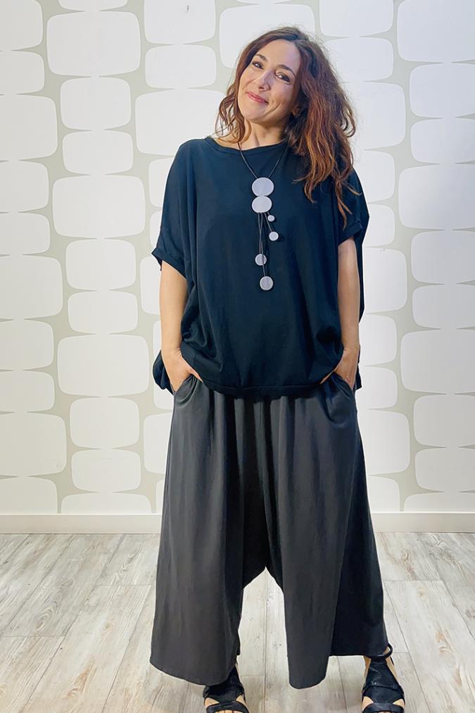 outfit con maglia webew nero e Pantalone bentley grigio