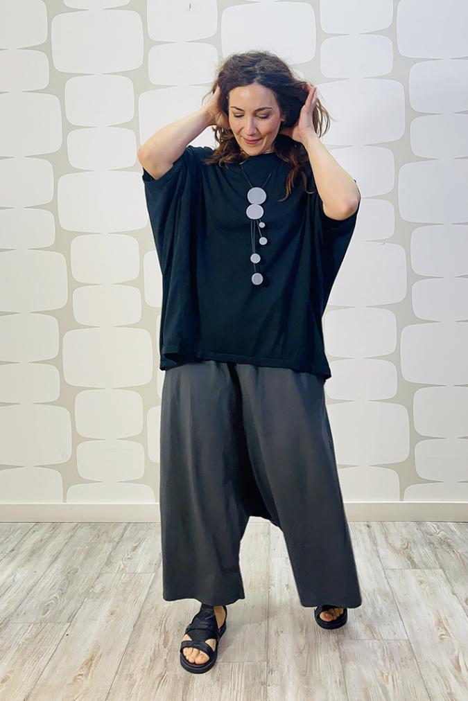 outfit con maglia webew nero e Pantalone bentley grigio