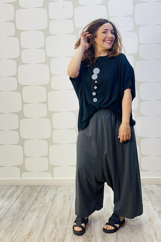 outfit con maglia webew nero e Pantalone bentley grigio