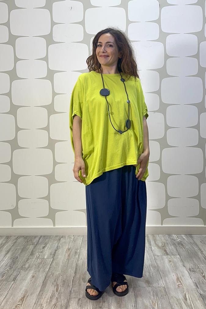 outfit con maglia webew verde acido e Pantalone bentley blu