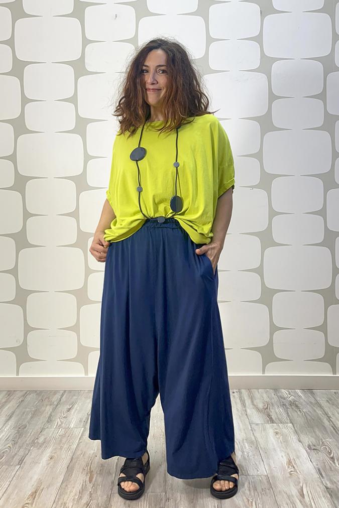 outfit con maglia webew verde acido e Pantalone bentley blu