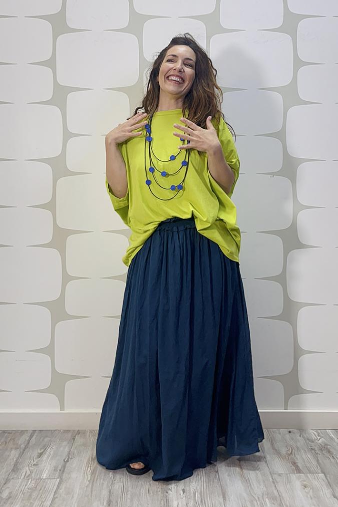 outfit con Maglia Weber verde acido e Gonna Mundson blu