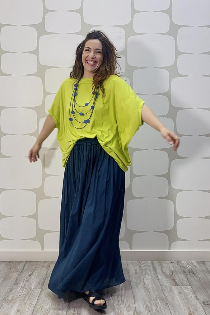 outfit con Maglia Weber verde acido e Gonna Mundson blu