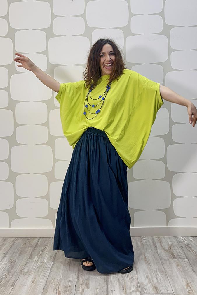 outfit con Maglia Weber verde acido e Gonna Mundson blu
